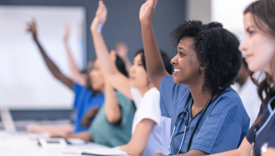 Étudiantes en blouse de santé participant à un cours magistral